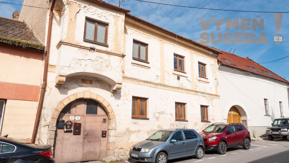 PREDANÉ!  – NA PREDAJ výmerou veľkorysá nehnuteľnosť v historickom centre obce Svätý Jur.