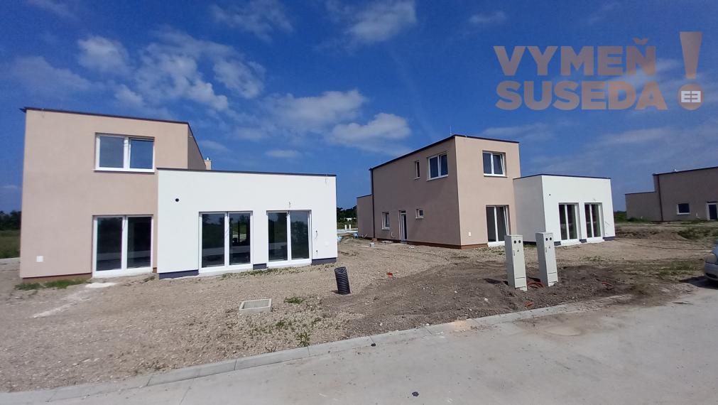 VYMEŇ SUSEDA – NA PREDAJ DVA 4i BYTY V RD / dvojdom kombinácia poschodový a bungalov / v obci Hubice.