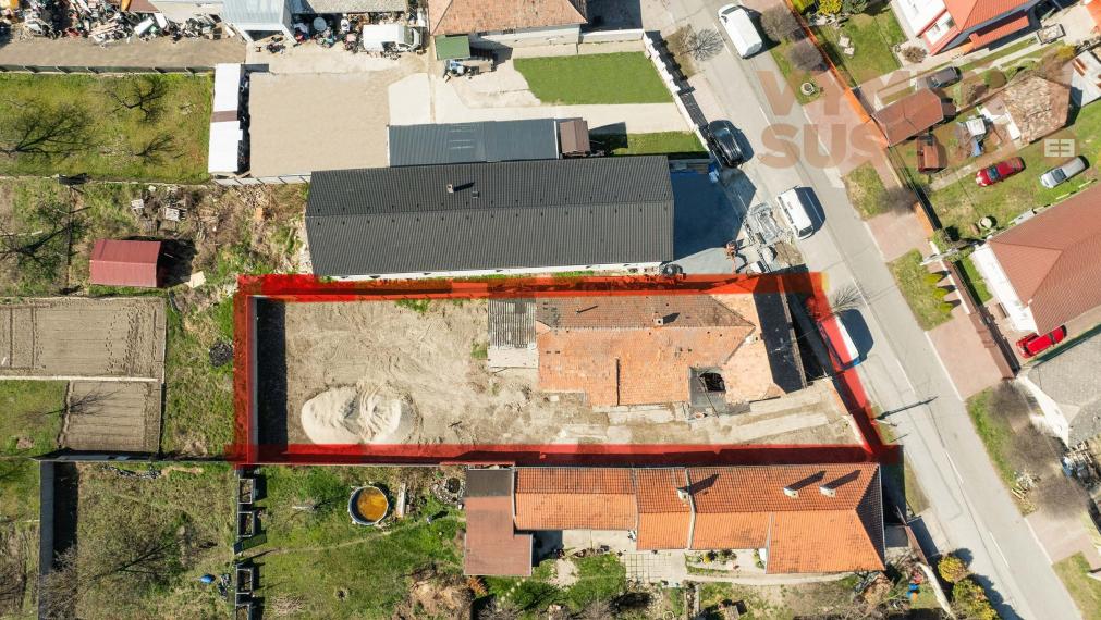 VYMEŇ SUSEDA - POZEMOK SO STARŠÍM DOMOM o výmere 874 m2