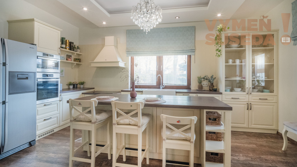 VYMEŇ SUSEDA! – NÍZKOENERGETICKÝ NADŠTANDARDNÝ RODINNÝ DOM KOMPLETNE ZARIADENÝ 306 M2 NA POZEMKU 10á S VÝNIMOČNOU POLOHOU, DUNAJSKÁ STREDA, ul. Sándora Petöfiho