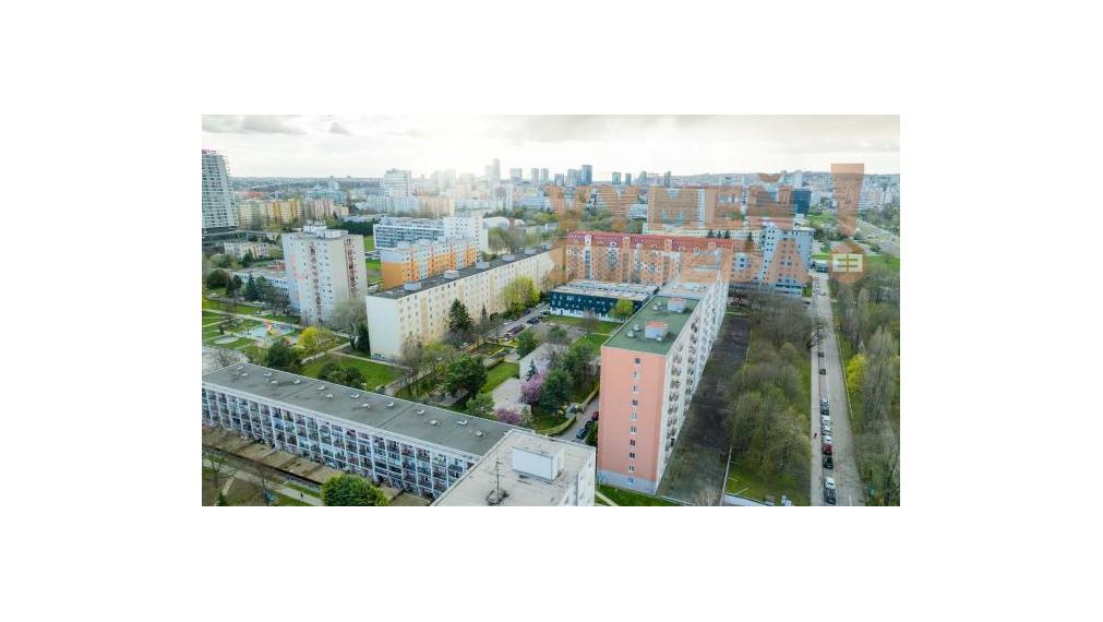 VYMEŇ SUSEDA! – Prenájom priestranného 2-izbového bytu s veľkou loggiou, Ružinov –  Astrová ul., Bratislava II