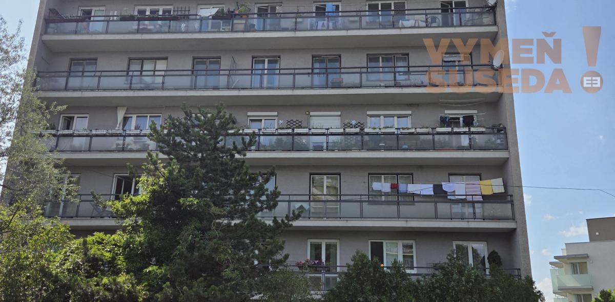 VYMEŇ SUSEDA! – Predaj exkluzívneho 4-izbového bytu s dvomi loggiami pri Hradnom kopci, Staré Mesto