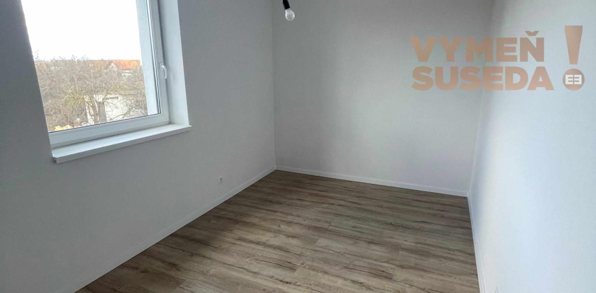 VYMEŇ SUSEDA! -  Ponúkame vám na predaj moderný a zároveň elegantný  4-izbový rodinný dom s vlastnou záhradou ktorý je súčasťou 3-domu v obci Dunajská Lužná