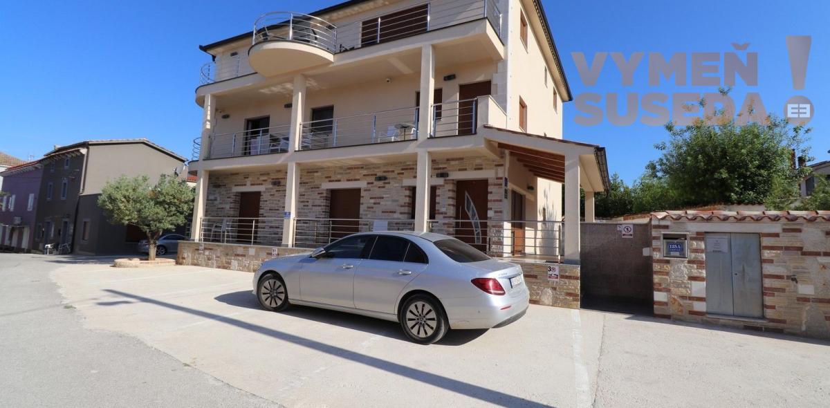 ESTATE INVEST - Na predaj tri apartmánové domy na jednej ulici priamo v centre mesta Medulin, Chorvátsko