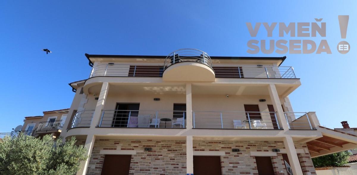 ESTATE INVEST - Na predaj tri apartmánové domy na jednej ulici priamo v centre mesta Medulin, Chorvátsko