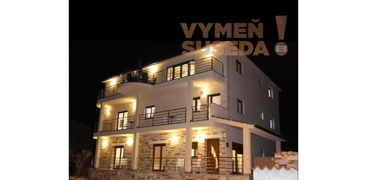 ESTATE INVEST - Na predaj tri apartmánové domy na jednej ulici priamo v centre mesta Medulin, Chorvátsko