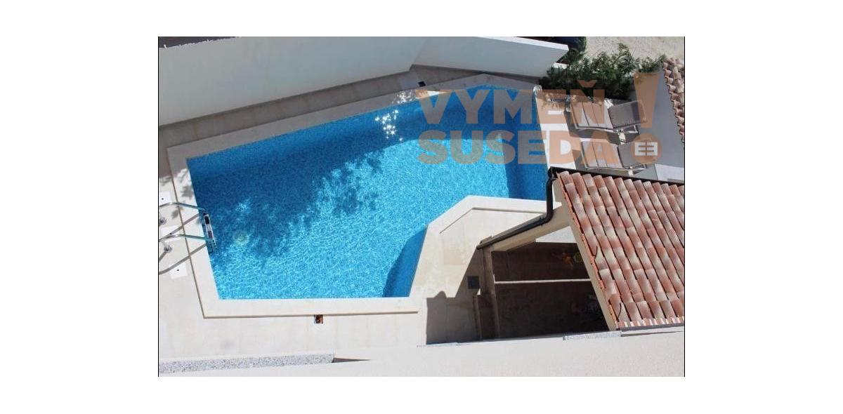 ESTATE INVEST - Na predaj tri apartmánové domy na jednej ulici priamo v centre mesta Medulin, Chorvátsko