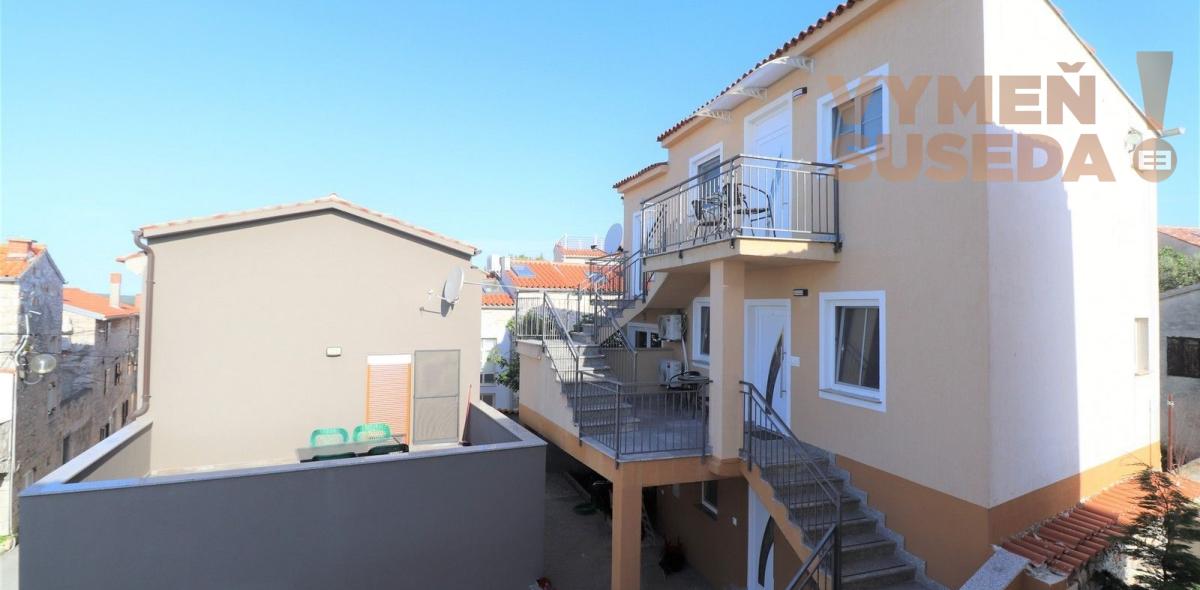 ESTATE INVEST - Na predaj tri apartmánové domy na jednej ulici priamo v centre mesta Medulin, Chorvátsko