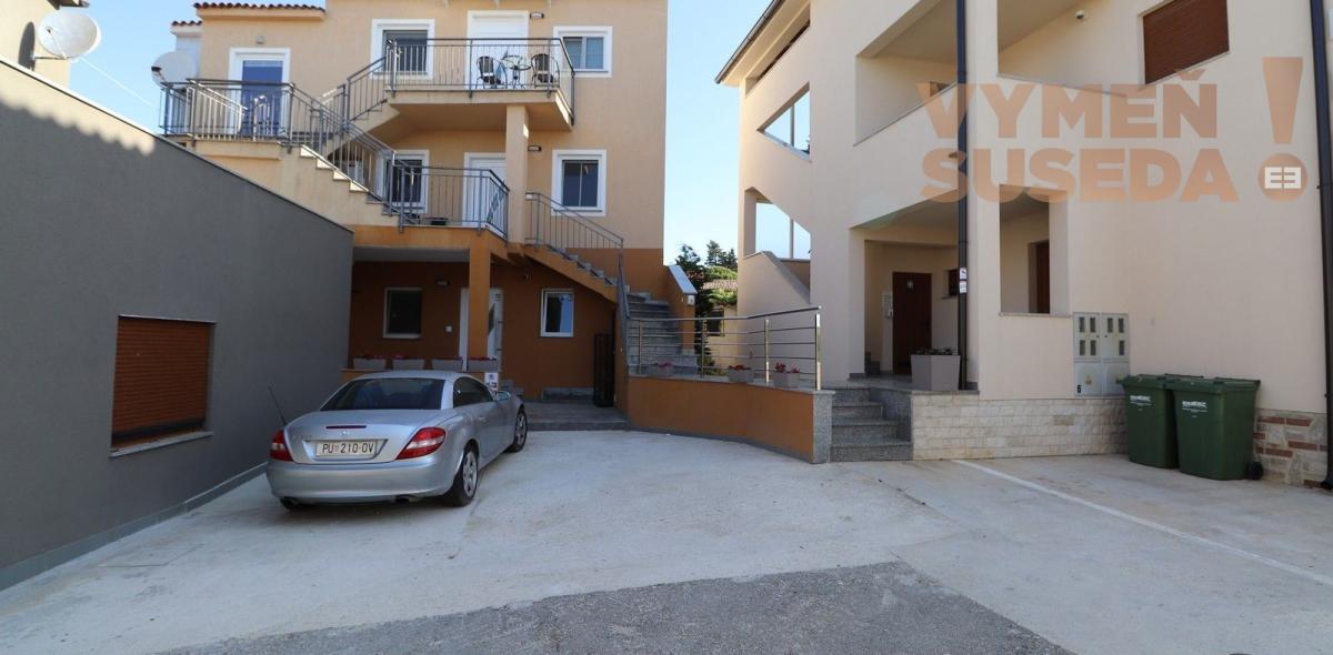 ESTATE INVEST - Na predaj tri apartmánové domy na jednej ulici priamo v centre mesta Medulin, Chorvátsko