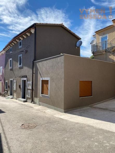 ESTATE INVEST - Na predaj tri apartmánové domy na jednej ulici priamo v centre mesta Medulin, Chorvátsko