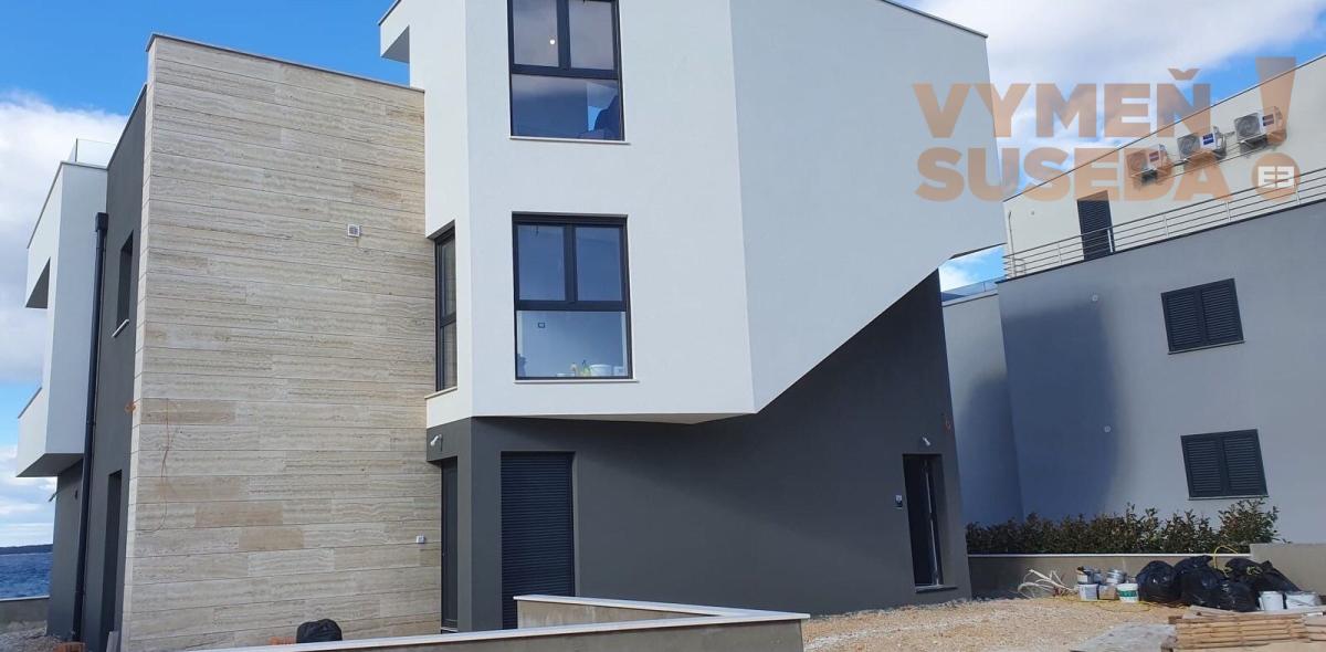 ESTATE INVEST - NOVINKA - ÚPLNE NOVÁ VILA PRIAMO PRI MORI