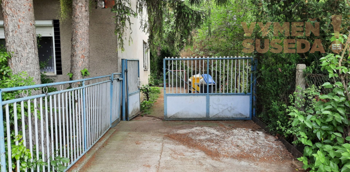 VYMEŇ SUSEDA! - ZNÍŽENÁ CENA!! Na predaj starší RD v Piešťanoch časť - Kocurice