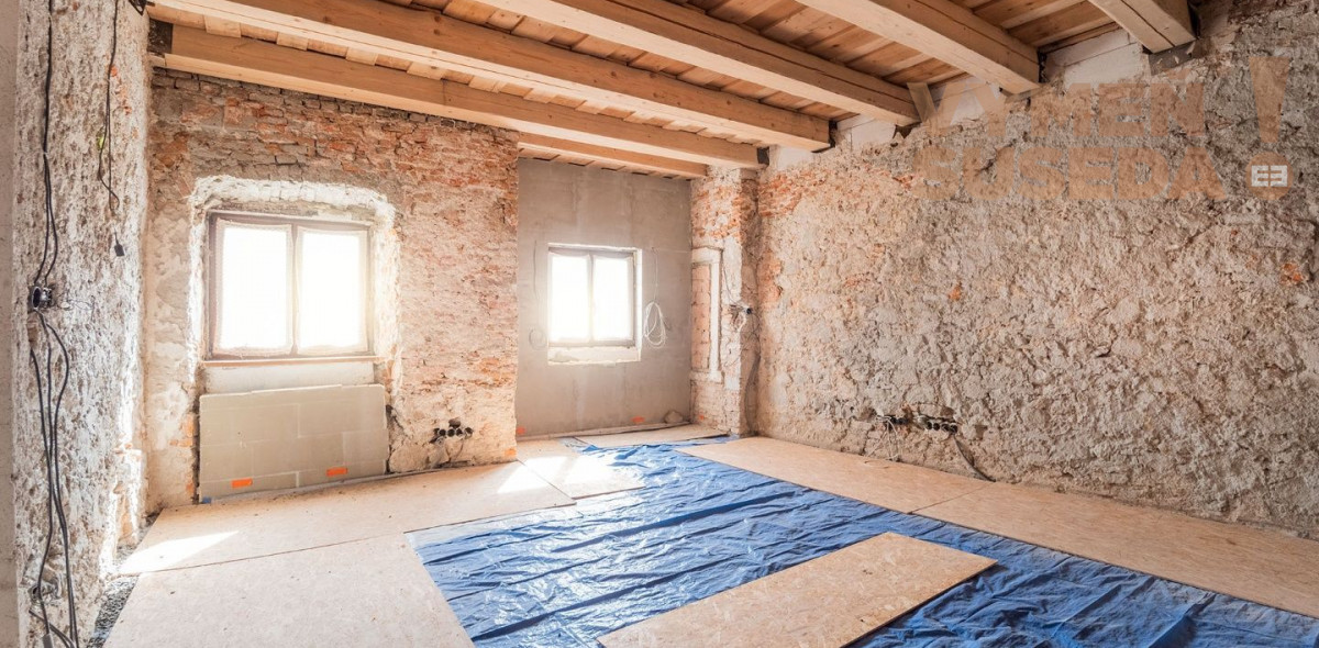 PREDANÉ!  – NA PREDAJ výmerou veľkorysá nehnuteľnosť v historickom centre obce Svätý Jur.