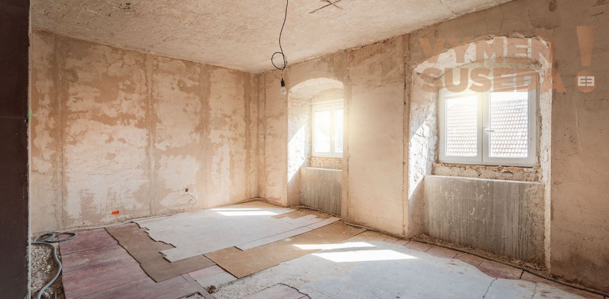 PREDANÉ!  – NA PREDAJ výmerou veľkorysá nehnuteľnosť v historickom centre obce Svätý Jur.