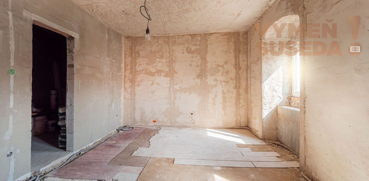 PREDANÉ!  – NA PREDAJ výmerou veľkorysá nehnuteľnosť v historickom centre obce Svätý Jur.