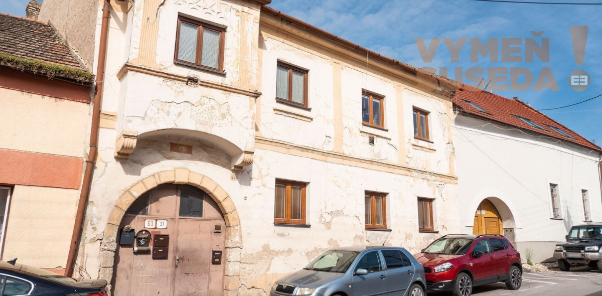 VYMEŇ SUSEDA!  – NA PREDAJ výmerou veľkorysá nehnuteľnosť v historickom centre obce Svätý Jur.