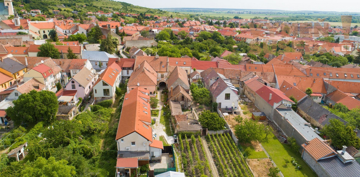 PREDANÉ!  – NA PREDAJ výmerou veľkorysá nehnuteľnosť v historickom centre obce Svätý Jur.