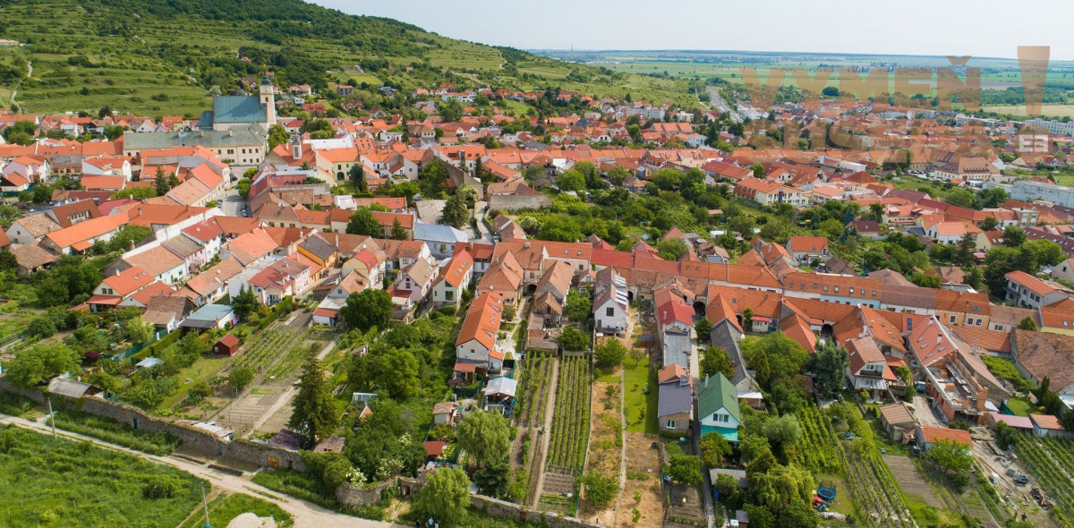 PREDANÉ!  – NA PREDAJ výmerou veľkorysá nehnuteľnosť v historickom centre obce Svätý Jur.
