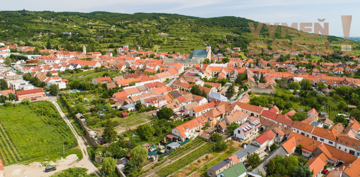 PREDANÉ!  – NA PREDAJ výmerou veľkorysá nehnuteľnosť v historickom centre obce Svätý Jur.