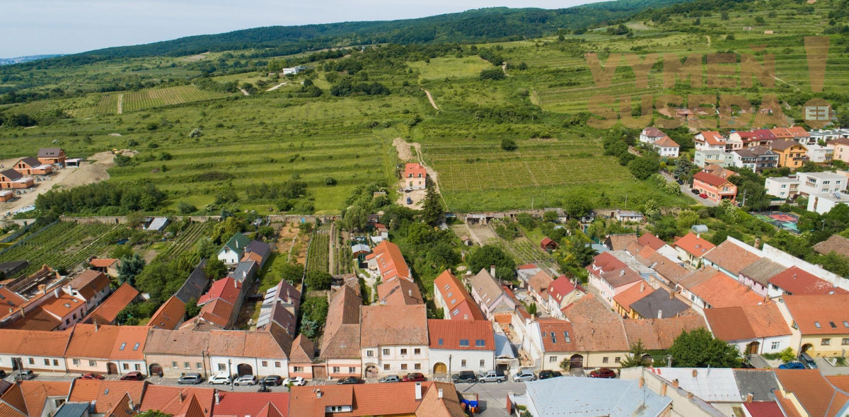 PREDANÉ!  – NA PREDAJ výmerou veľkorysá nehnuteľnosť v historickom centre obce Svätý Jur.