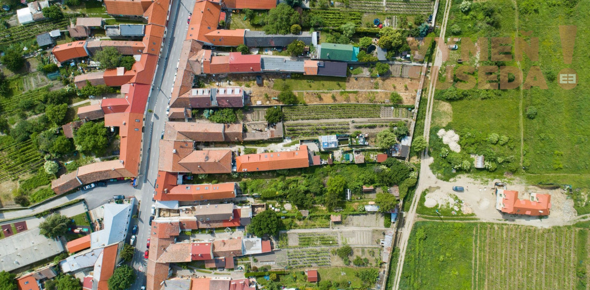 PREDANÉ!  – NA PREDAJ výmerou veľkorysá nehnuteľnosť v historickom centre obce Svätý Jur.