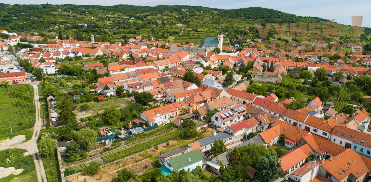 PREDANÉ!  – NA PREDAJ výmerou veľkorysá nehnuteľnosť v historickom centre obce Svätý Jur.