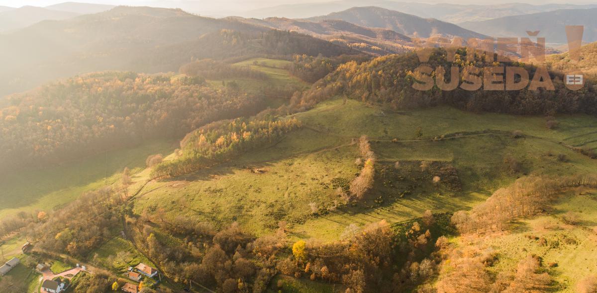 VYMEŇ SUSEDA! – Veľký stavebný pozemok s úžasným výhľadom o výmere 3045 m2 pri meste Banská Štiavnica