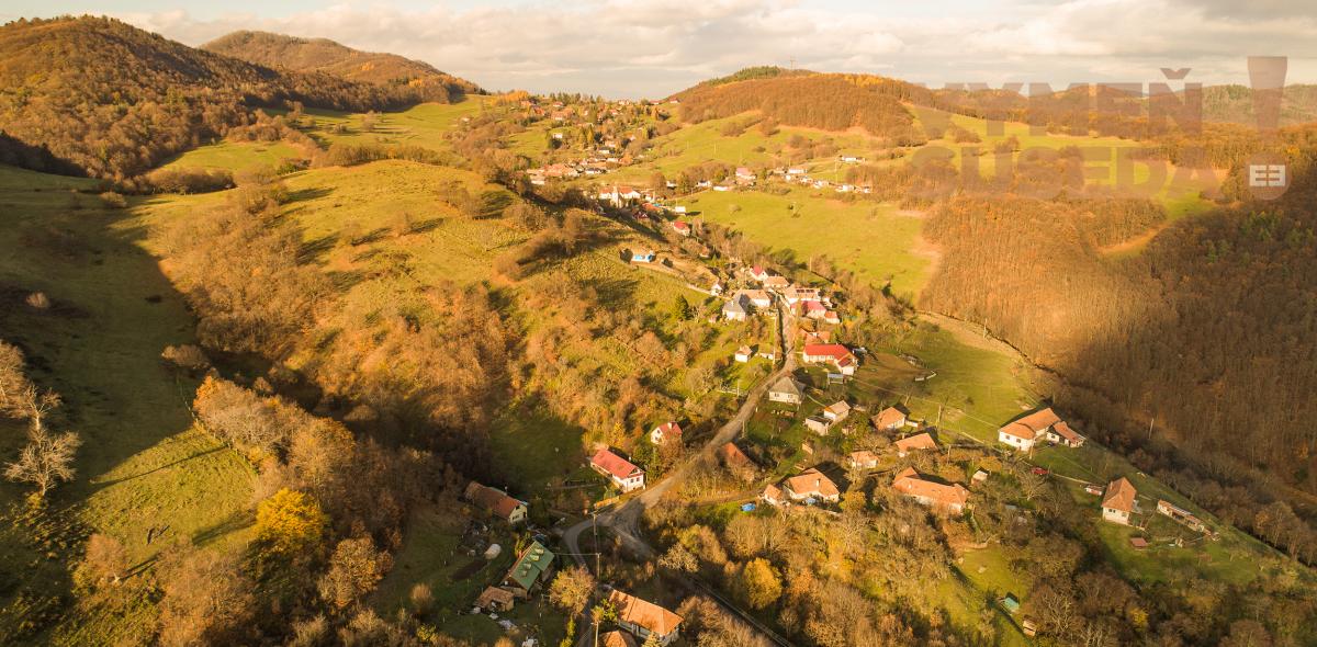 VYMEŇ SUSEDA! – Veľký stavebný pozemok s úžasným výhľadom o výmere 3045 m2 pri meste Banská Štiavnica
