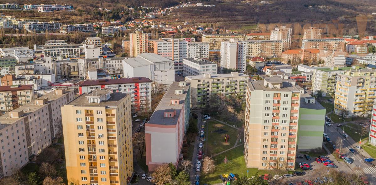 PREDANÉ - VÝNIMOČNÝ 4 IZB. BYT S DVOMI LOGGIAMI, VYHĽADÁVANÁ LOKALITA, BA III, ČSL.Parašutistov.