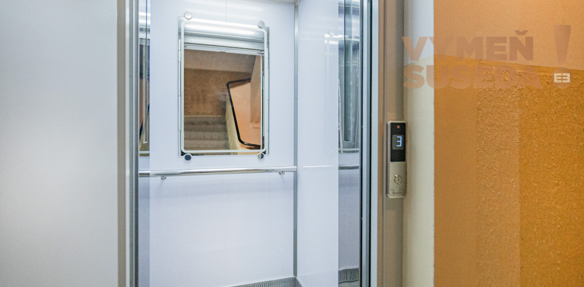 PREDANÉ - VÝNIMOČNÝ 4 IZB. BYT S DVOMI LOGGIAMI, VYHĽADÁVANÁ LOKALITA, BA III, ČSL.Parašutistov.