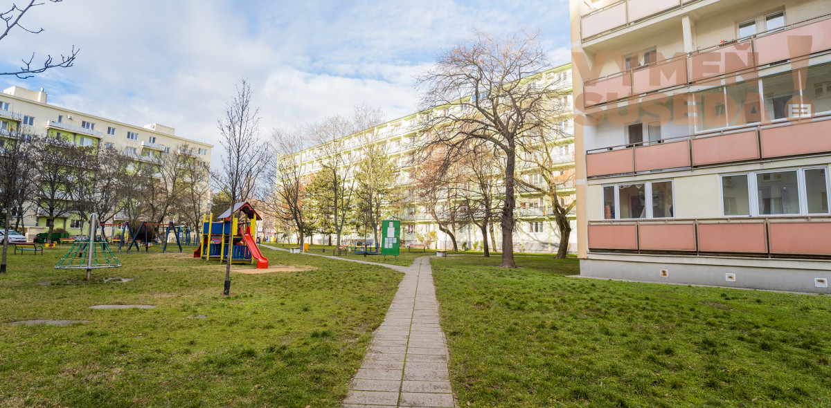PREDANÉ - VÝNIMOČNÝ 4 IZB. BYT S DVOMI LOGGIAMI, VYHĽADÁVANÁ LOKALITA, BA III, ČSL.Parašutistov.