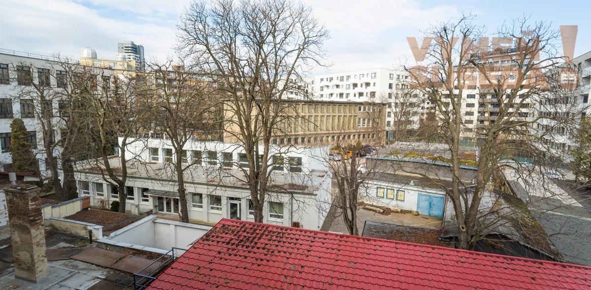 VYMEŇ SUSEDA! - VÝNIMOČNÝ TEHLOVÝ 2 IZB. BYT v úplnom centre Starého mesta, Vazovova ulica.