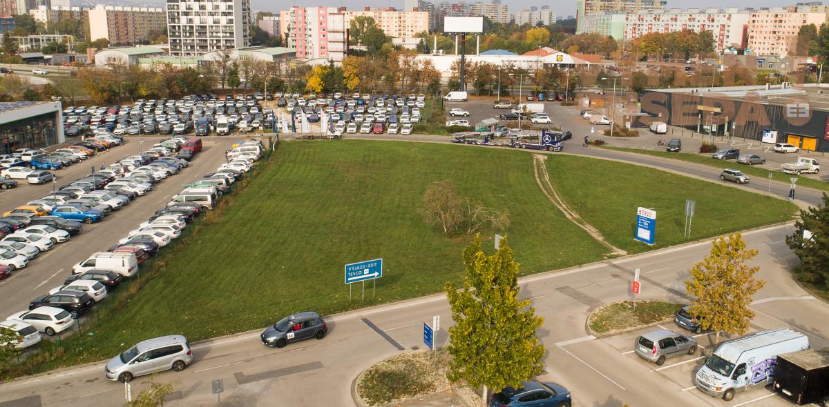 NA PREDAJ - Jedinečný komerčný pozemok v Petržalke s právoplatným UR