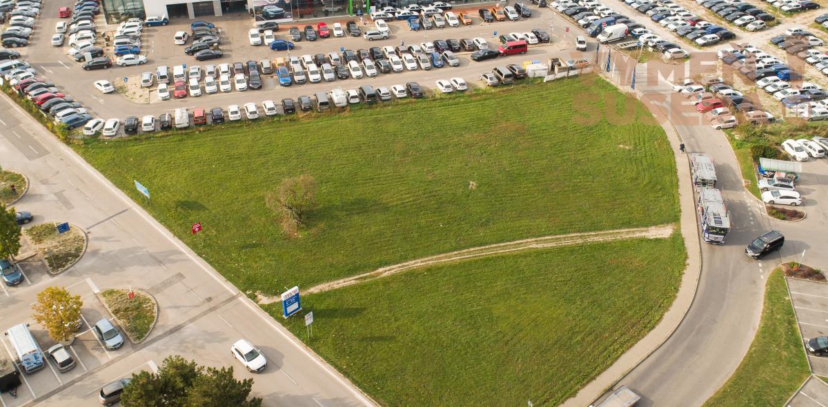 NA PREDAJ - Jedinečný komerčný pozemok v Petržalke s právoplatným UR