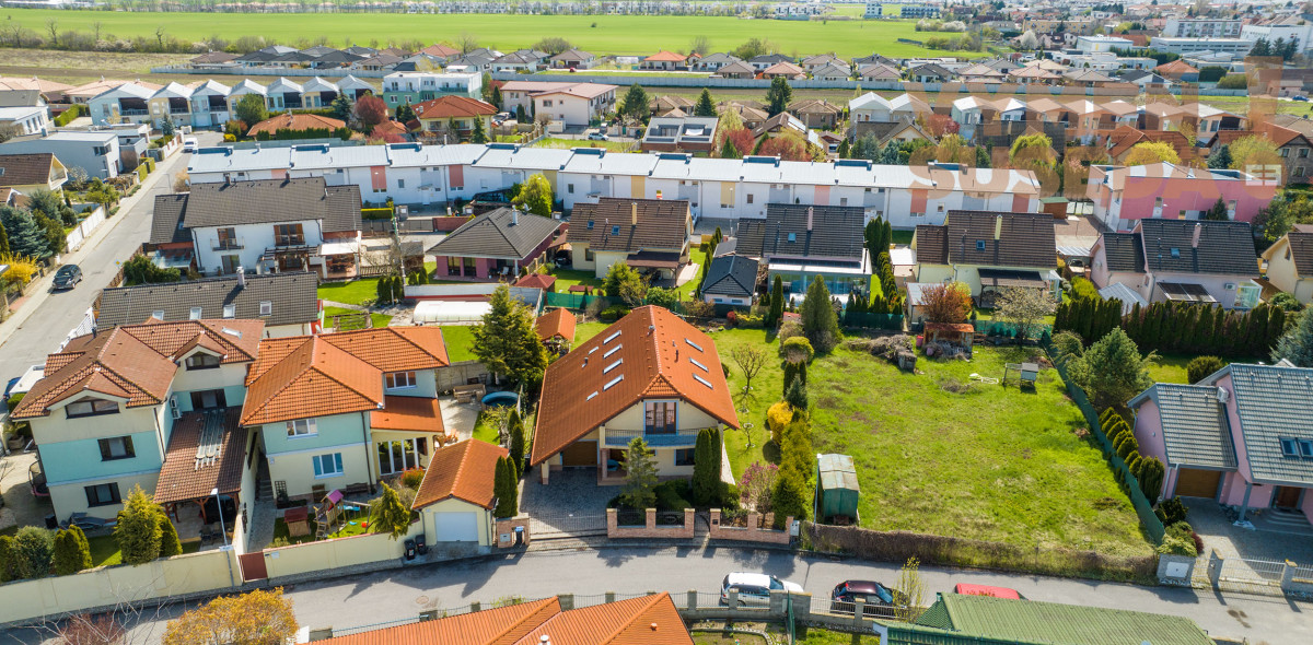 VYMEŇ SUSEDA! – PONÚKAME NA PREDAJ VÝNIMOČNÝ 5 IZB. RODINNÝ DOM - NOVOSTAVBU, ROVINKA.