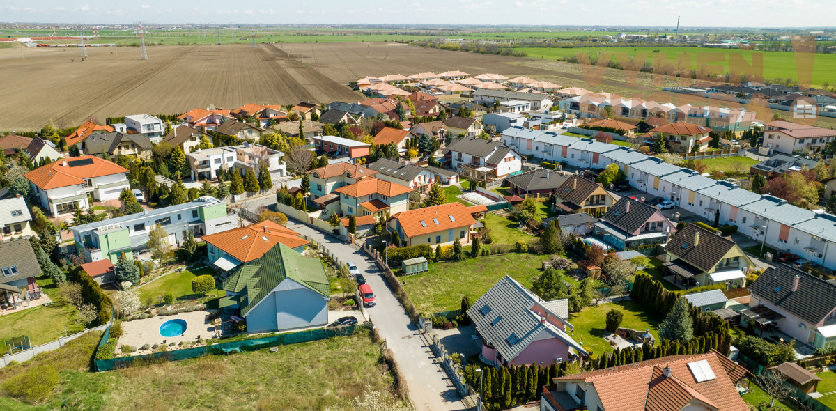 VYMEŇ SUSEDA! – PONÚKAME NA PREDAJ VÝNIMOČNÝ 5 IZB. RODINNÝ DOM - NOVOSTAVBU, ROVINKA.
