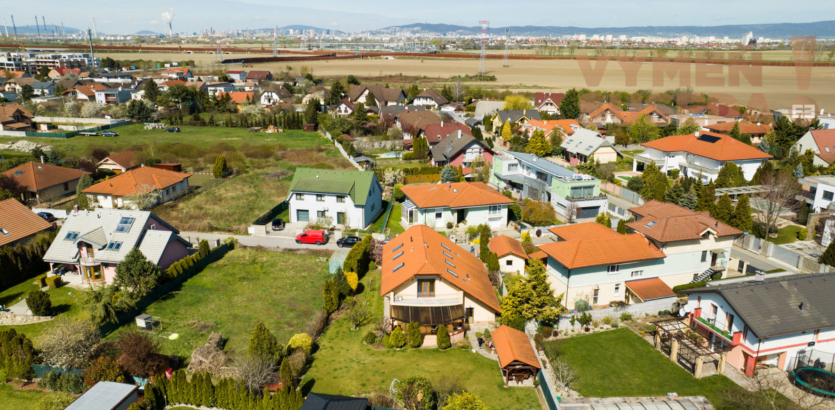 VYMEŇ SUSEDA! – PONÚKAME NA PREDAJ VÝNIMOČNÝ 5 IZB. RODINNÝ DOM - NOVOSTAVBU, ROVINKA.