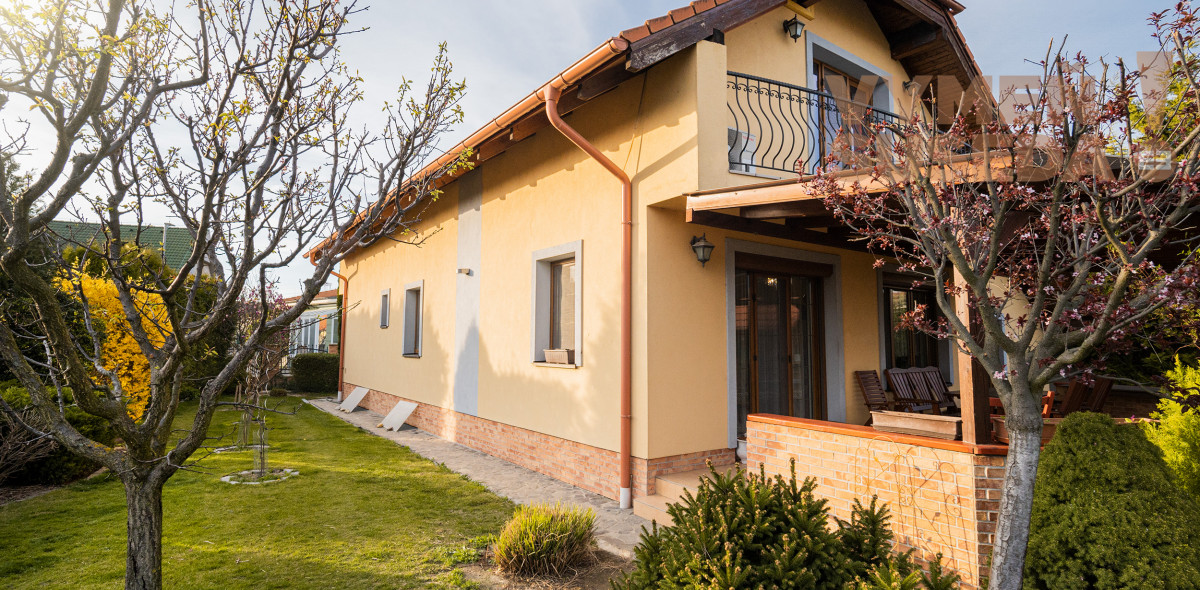 VYMEŇ SUSEDA! – PONÚKAME NA PREDAJ VÝNIMOČNÝ 5 IZB. RODINNÝ DOM - NOVOSTAVBU, ROVINKA.