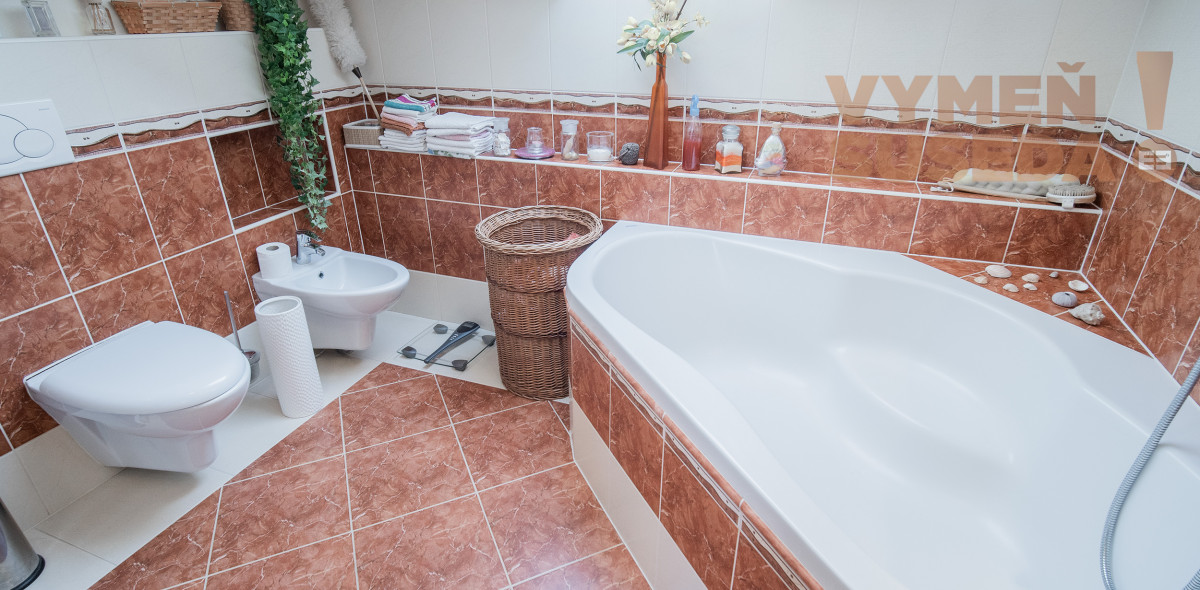 VYMEŇ SUSEDA! – PONÚKAME NA PREDAJ VÝNIMOČNÝ 5 IZB. RODINNÝ DOM - NOVOSTAVBU, ROVINKA.