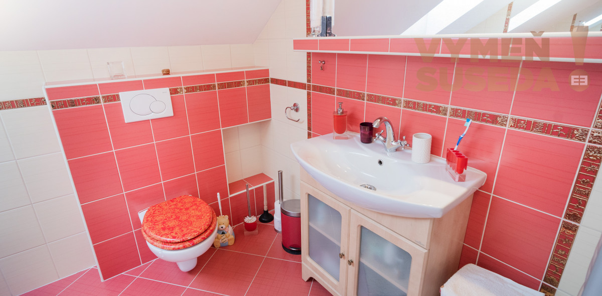 VYMEŇ SUSEDA! – PONÚKAME NA PREDAJ VÝNIMOČNÝ 5 IZB. RODINNÝ DOM - NOVOSTAVBU, ROVINKA.