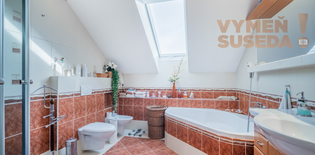 VYMEŇ SUSEDA! – PONÚKAME NA PREDAJ VÝNIMOČNÝ 5 IZB. RODINNÝ DOM - NOVOSTAVBU, ROVINKA.