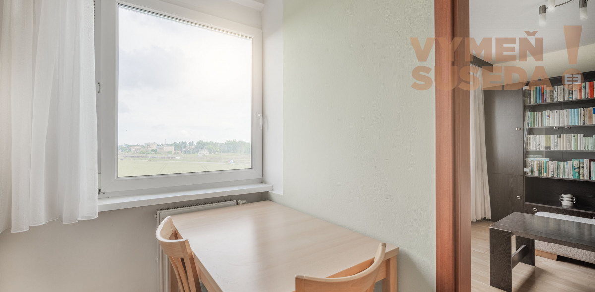 PREDANÉ - VÝNIMOČNÝ 1 IZB. BYT s úžasným výhľadom na polia a Karpaty.