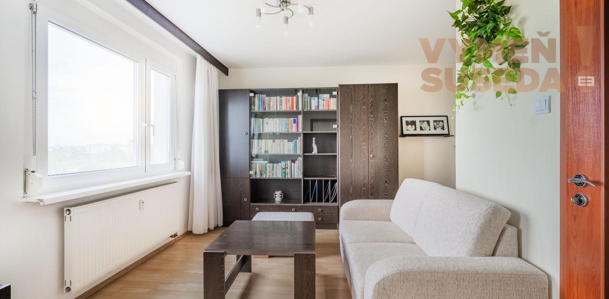 PREDANÉ - VÝNIMOČNÝ 1 IZB. BYT s úžasným výhľadom na polia a Karpaty.