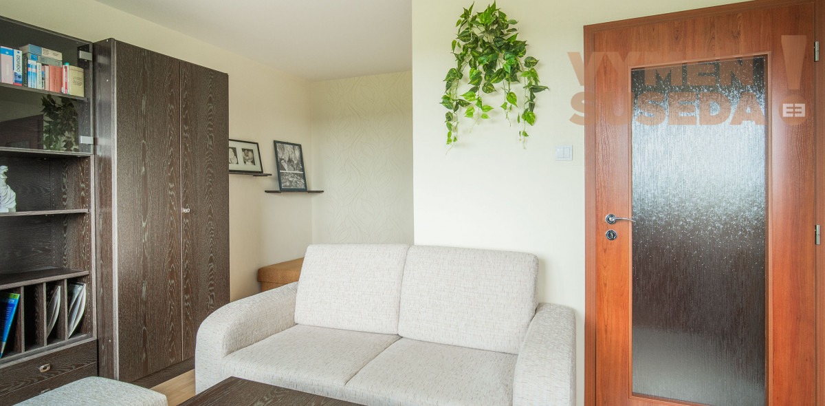 PREDANÉ - VÝNIMOČNÝ 1 IZB. BYT s úžasným výhľadom na polia a Karpaty.