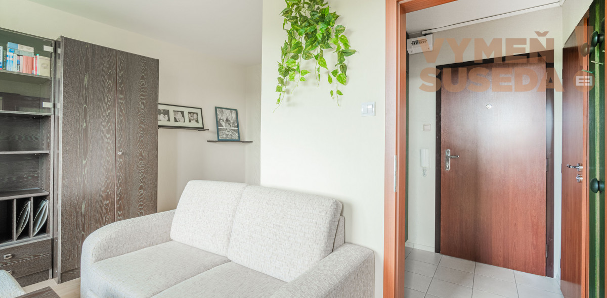 PREDANÉ - VÝNIMOČNÝ 1 IZB. BYT s úžasným výhľadom na polia a Karpaty.