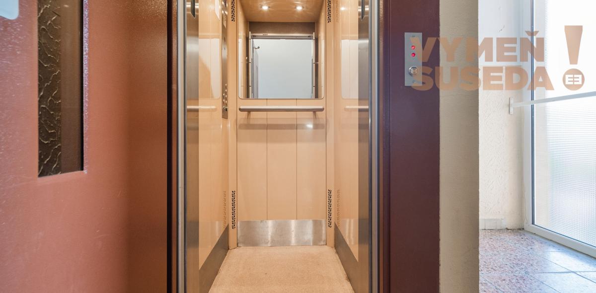 PREDANÉ - VÝNIMOČNÝ 1 IZB. BYT s úžasným výhľadom na polia a Karpaty.