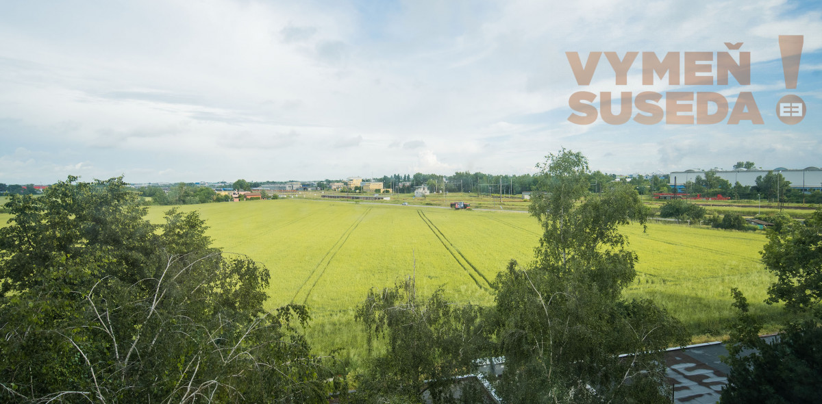 PREDANÉ - VÝNIMOČNÝ 1 IZB. BYT s úžasným výhľadom na polia a Karpaty.