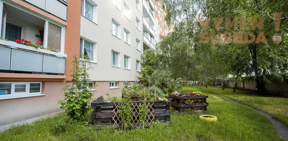 PREDANÉ - VÝNIMOČNÝ 1 IZB. BYT s úžasným výhľadom na polia a Karpaty.