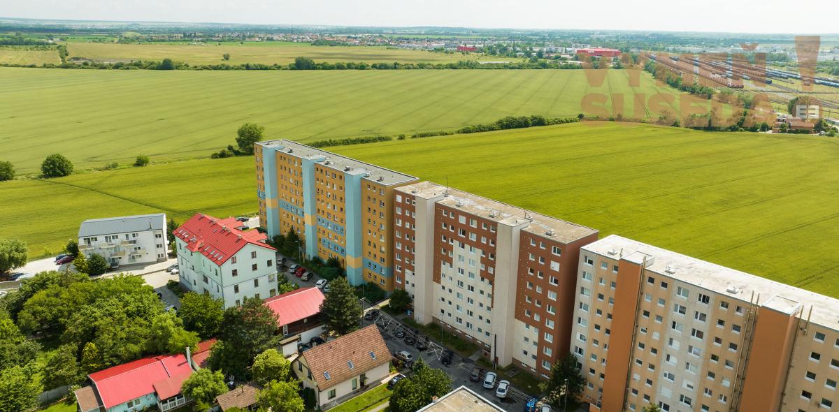 PREDANÉ - VÝNIMOČNÝ 1 IZB. BYT s úžasným výhľadom na polia a Karpaty.