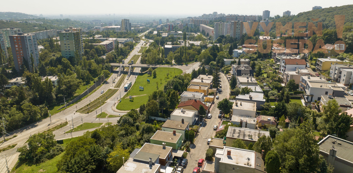 PREDANÉ! - VYMEŇ SUSEDA! - VÝNIMOČNÝ  RODINNÝ DOM V BA IV KARLOVÁ VES s pozemkom 447 m2.